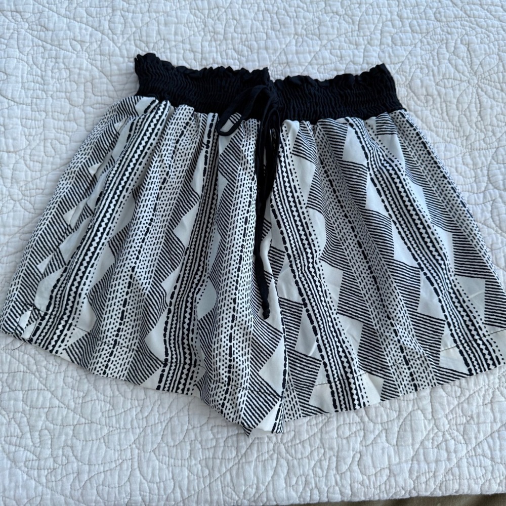 TOBI Black White Geometric Smocked Waist Boho Festival Flowy Shorts Size Small